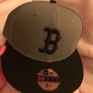 NEW ERA BOSTON BASEBALL HAT *** never worn ***